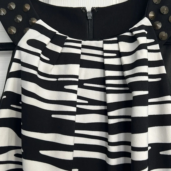 Robbie Bee Black and White Knee Length Dress - Size 4P - Picture 3 of 6